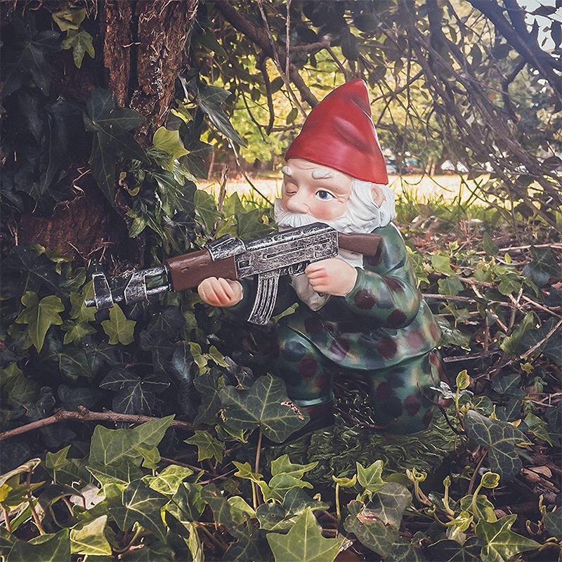 Militær Gnomestatue med Camouflage og AK47 til Haven
