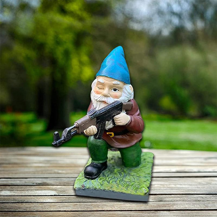 Militær Gnomestatue med Camouflage og AK47 til Haven