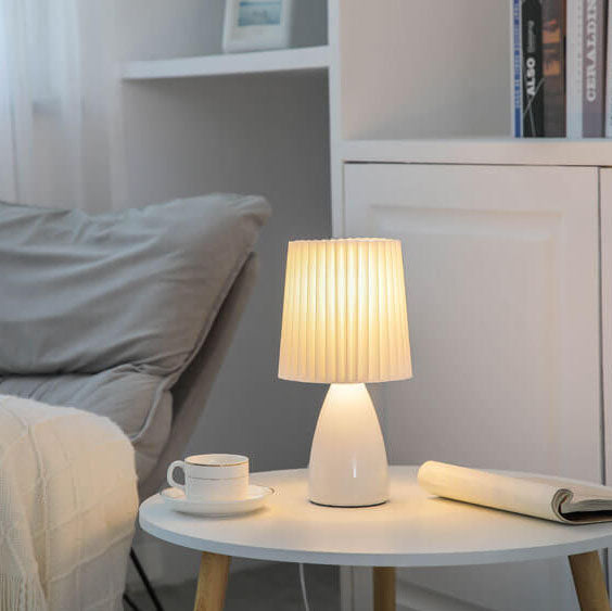 Plisseret Bordlampe med Glasfod - Skandinavisk Design