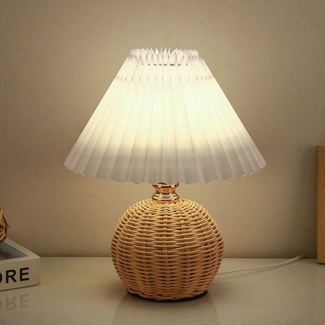 Moderne Bordlampe med Plisseret Hvid Stofskærm