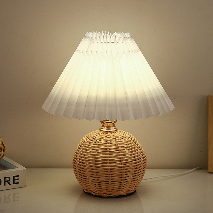 Moderne Bordlampe med Plisseret Hvid Stofskærm