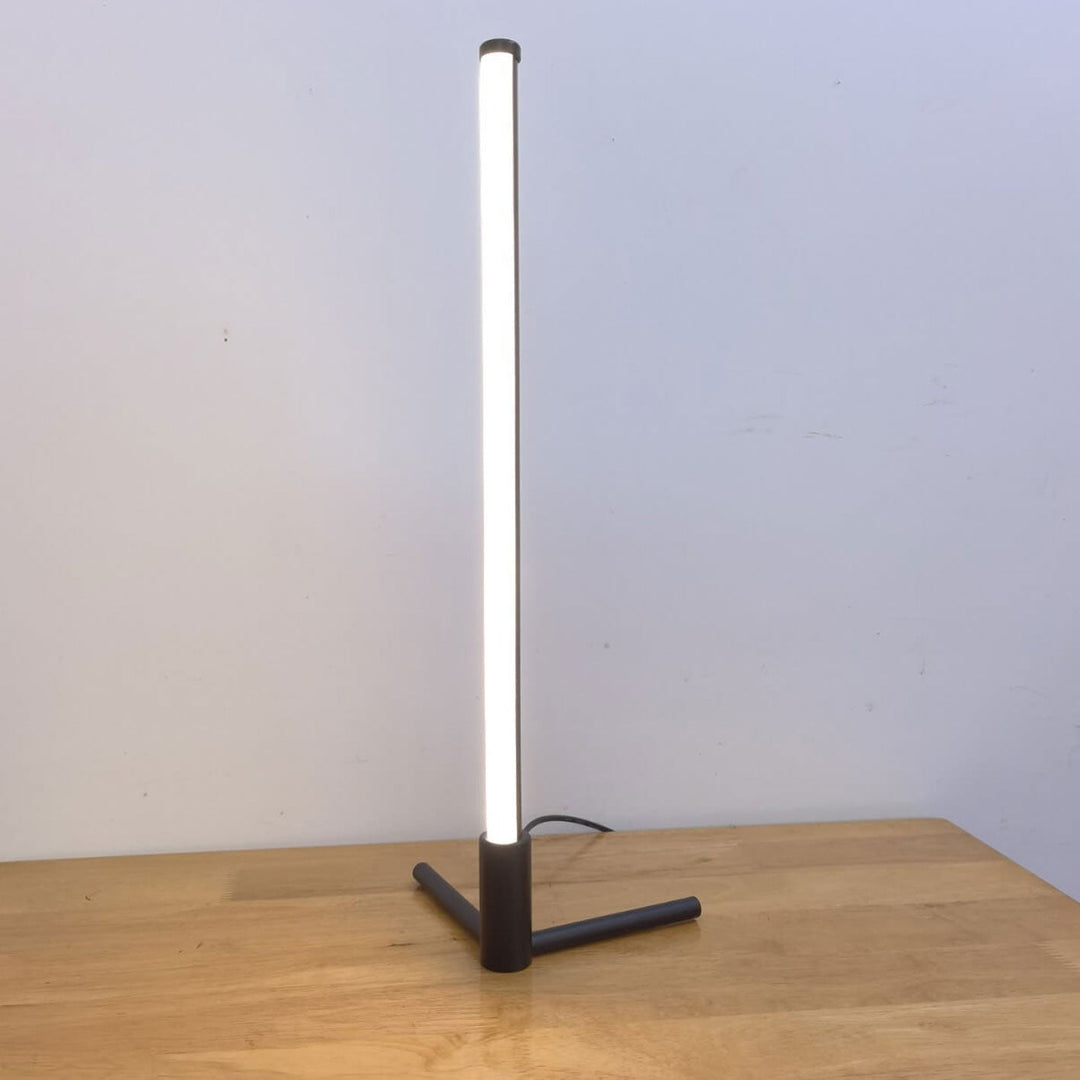 Minimalistisk LED Bordlampe med Justerbare Lysindstillinger i Metal og Akryl