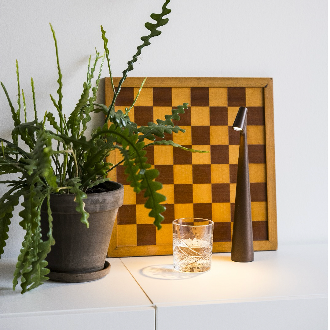 Genopladelig Trådløs LED Bordlampe i Metal og Glas