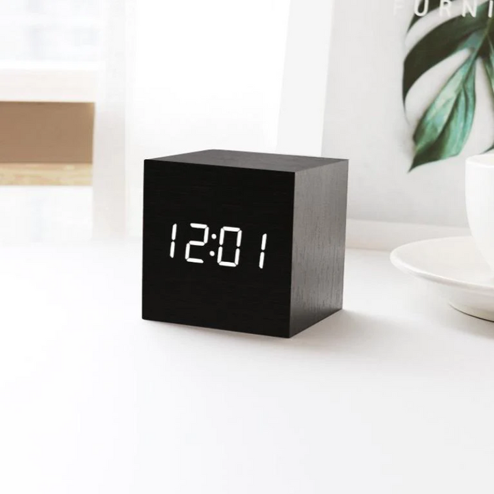 Moderne LED Terning Ur med Justerbar Lysstyrke