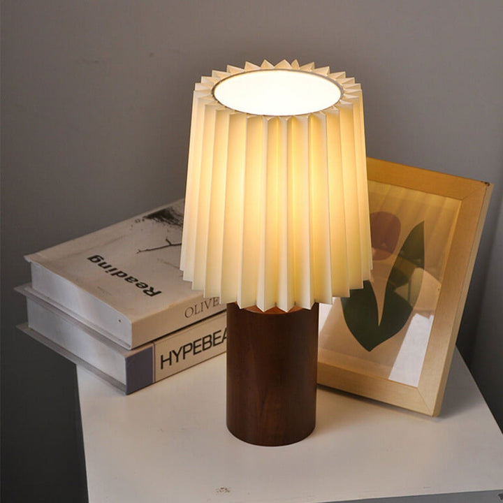 Vintage Koreansk Bordlampe med Plisseret Skærm og Træfod