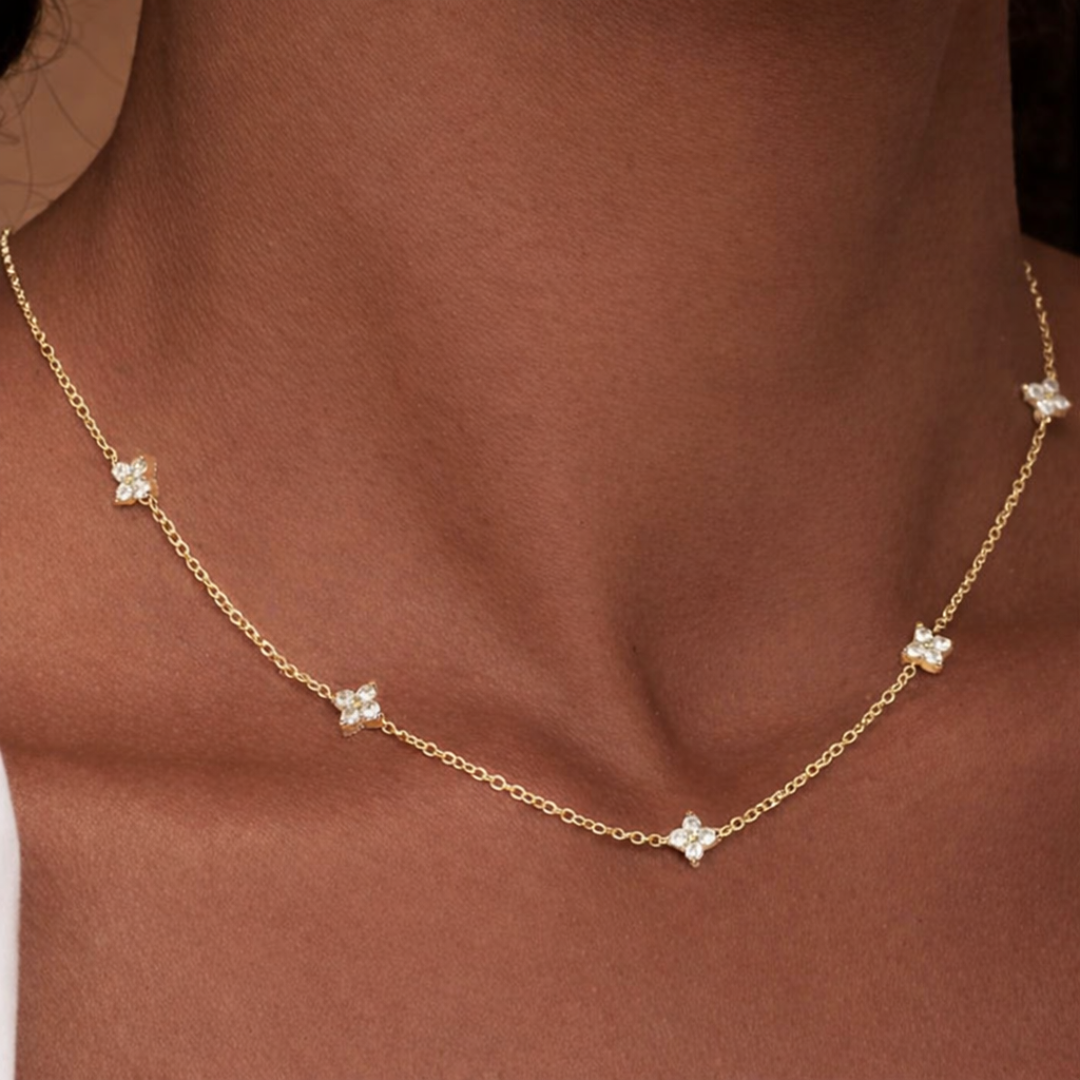 Elegant Blomst Halskæde i Guld med Zirkonia