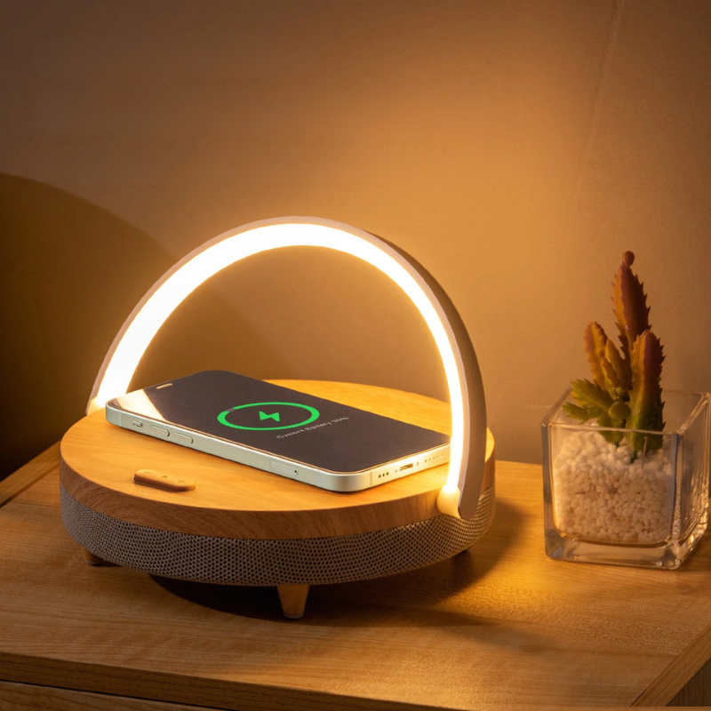 Moderne Bordlampe med Trådløs Oplader og Bluetooth Højttaler
