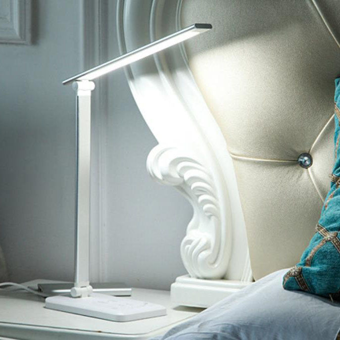 Minimalistisk Sammenklappelig USB LED Skrivebordslampe i Sølv og Sort med Justerbar Lysstyrke