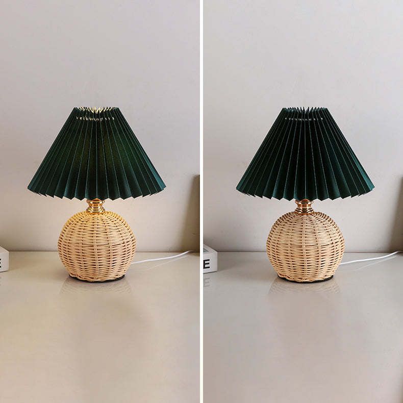 Dimmbar Nordisk LED Bordlampe med Rattanbund og Stofskærm