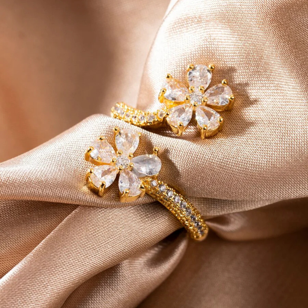 Elegant blomster ring med raffineret glans