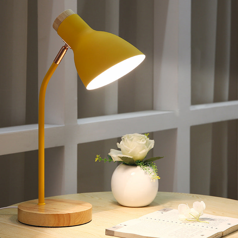 Svingbar Bordlampe i Macaron Farver med Metal Skærm