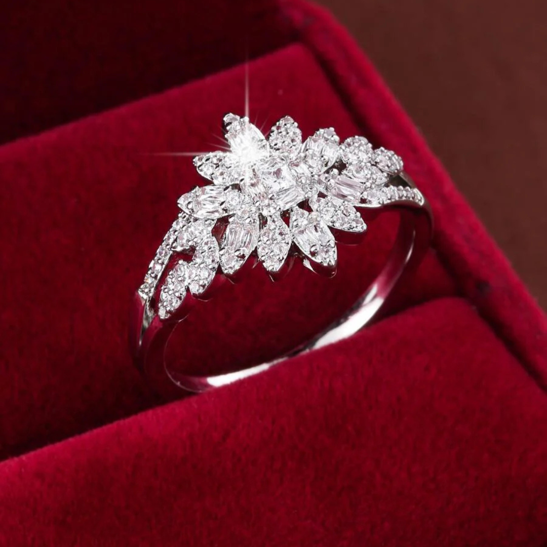 Elegant krone-stil ring med raffineret glans