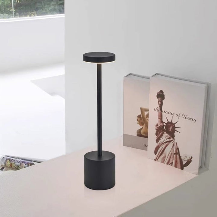 Genopladelig LED Bordlampe med Touch Dæmpning og Tre Farvetemperaturer