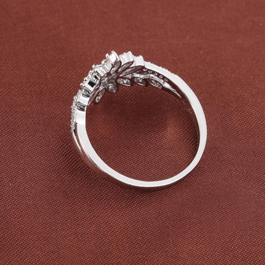 Elegant krone-stil ring med raffineret glans