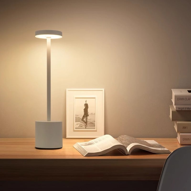 Genopladelig LED Bordlampe med Touch Dæmpning og Tre Farvetemperaturer