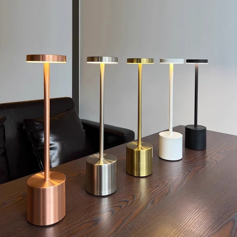 Genopladelig LED Bordlampe med Touch Dæmpning og Tre Farvetemperaturer