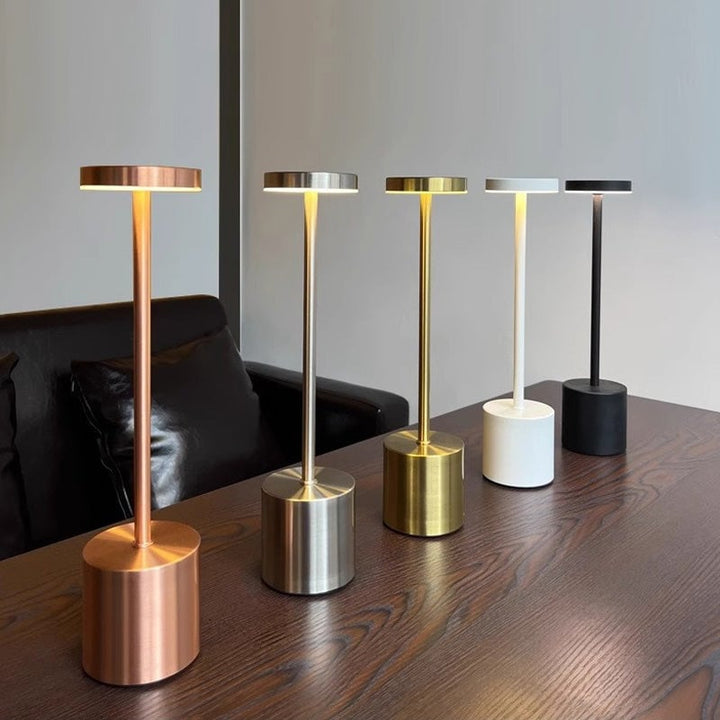 Genopladelig LED Bordlampe med Touch Dæmpning og Tre Farvetemperaturer