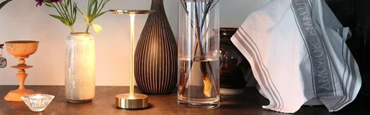 Dæmpbar Trådløs Bordlampe i Vandtæt Design