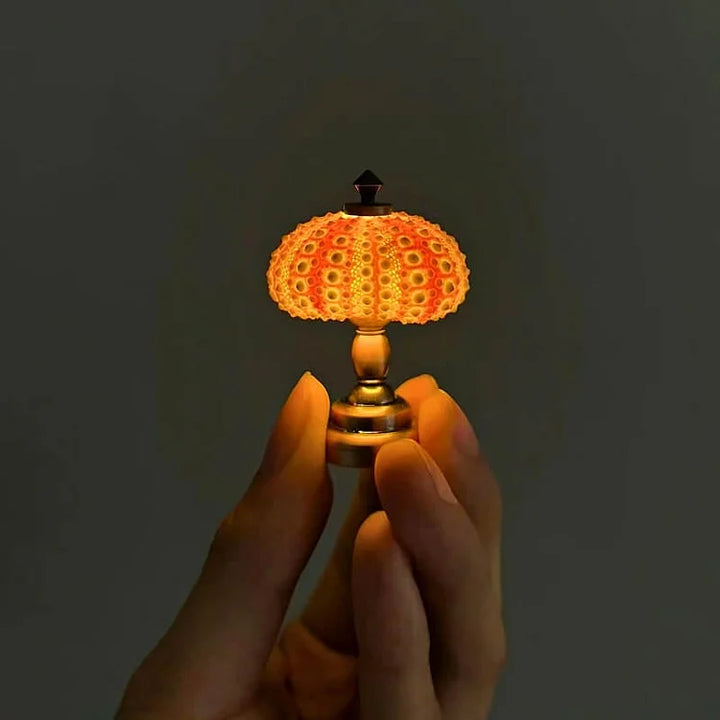 DIY Bordlampe med Naturlig Søpindsvin Skal og Guldbase