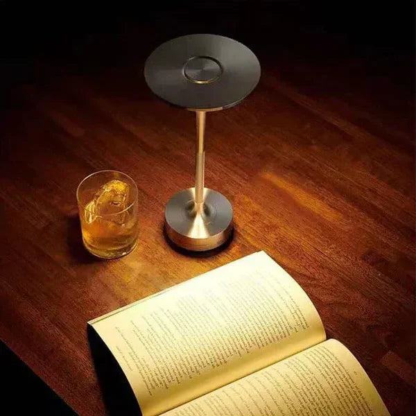 Dæmpbar Trådløs Bordlampe i Vandtæt Design