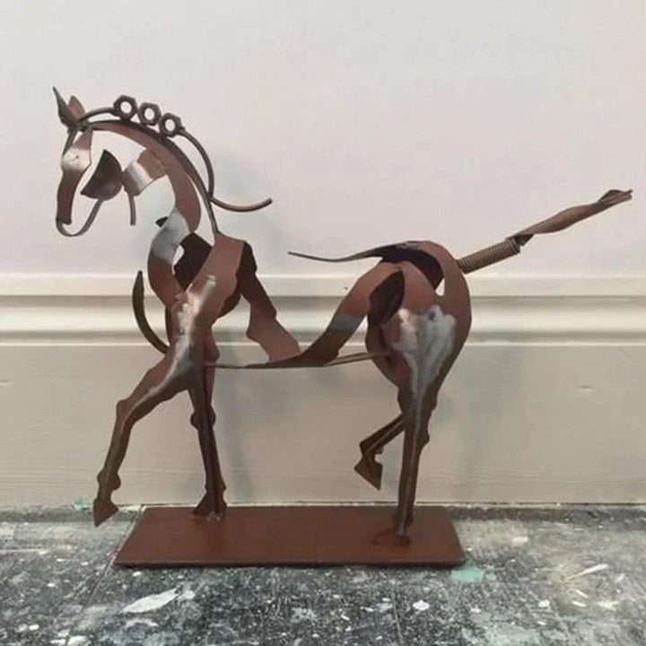 Håndmalet Rustik Metal Hestesculptur i Abstrakt Design