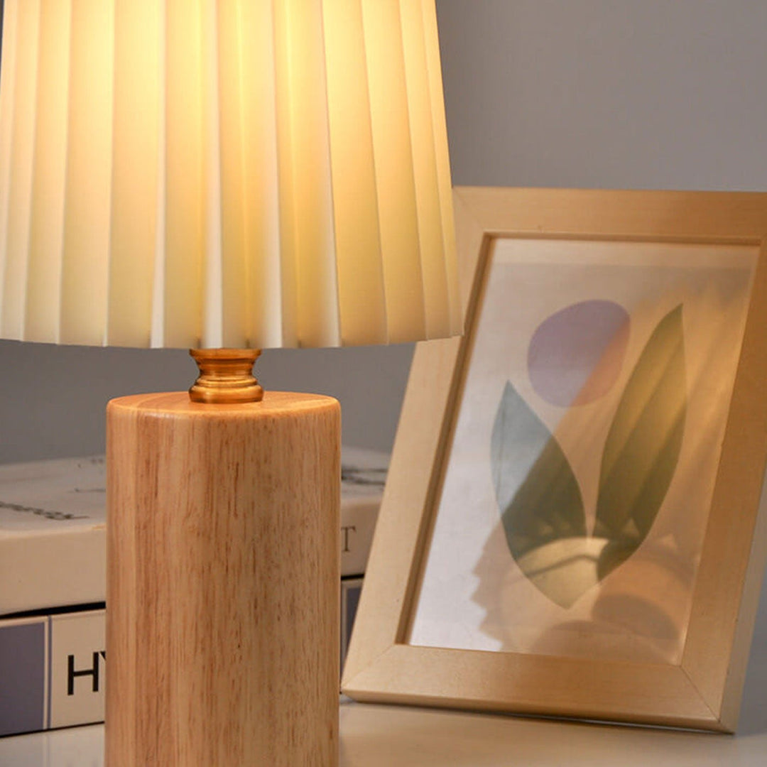 Vintage Koreansk Bordlampe med Plisseret Skærm og Træfod