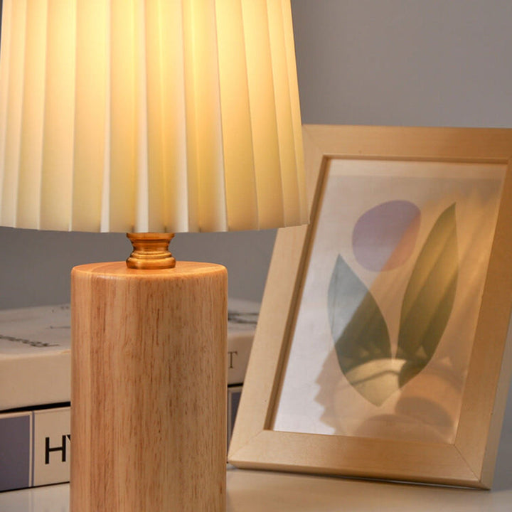 Vintage Koreansk Bordlampe med Plisseret Skærm og Træfod