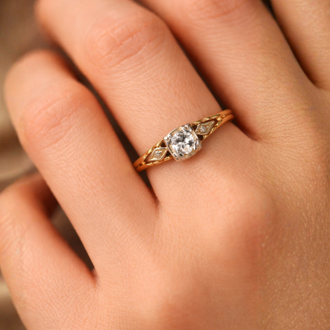 Vintage Solitaire Guld Ring med Stendetaljer