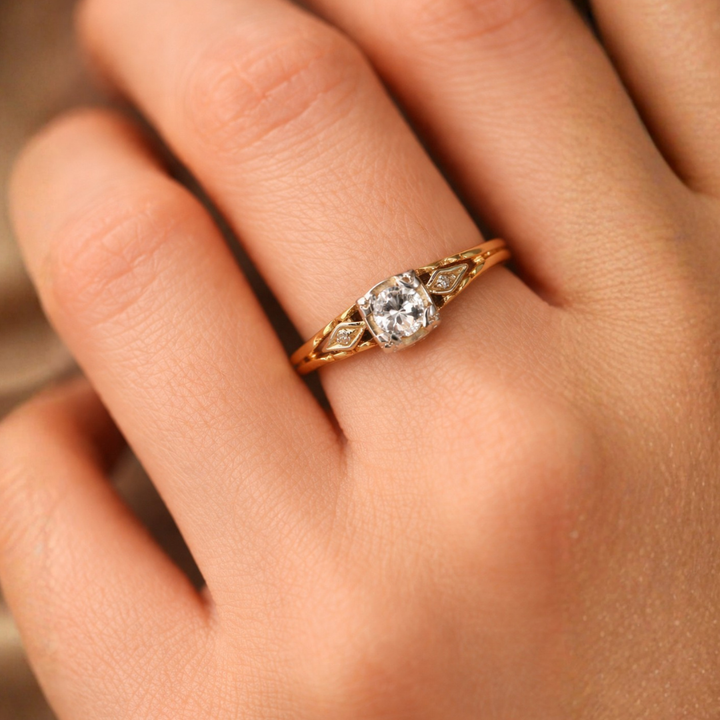 Vintage Solitaire Guld Ring med Stendetaljer