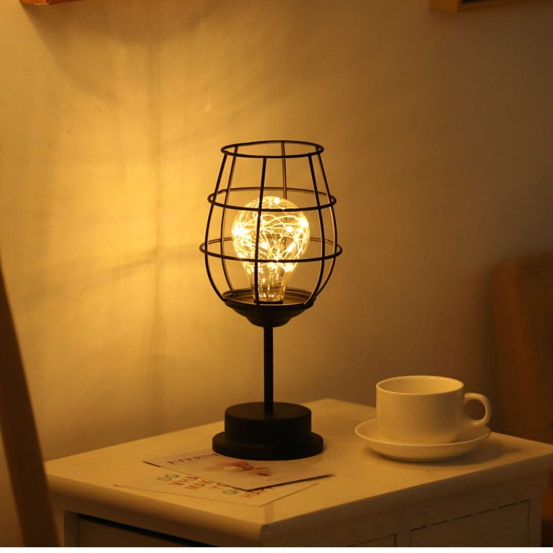 Moderne Sort Bordlampe med Stofskærm og Metalbase