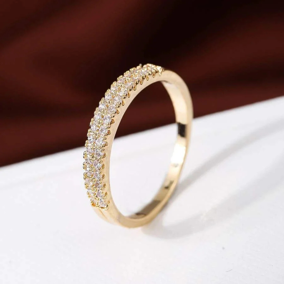 Tidløs ring med diamantlignende glans