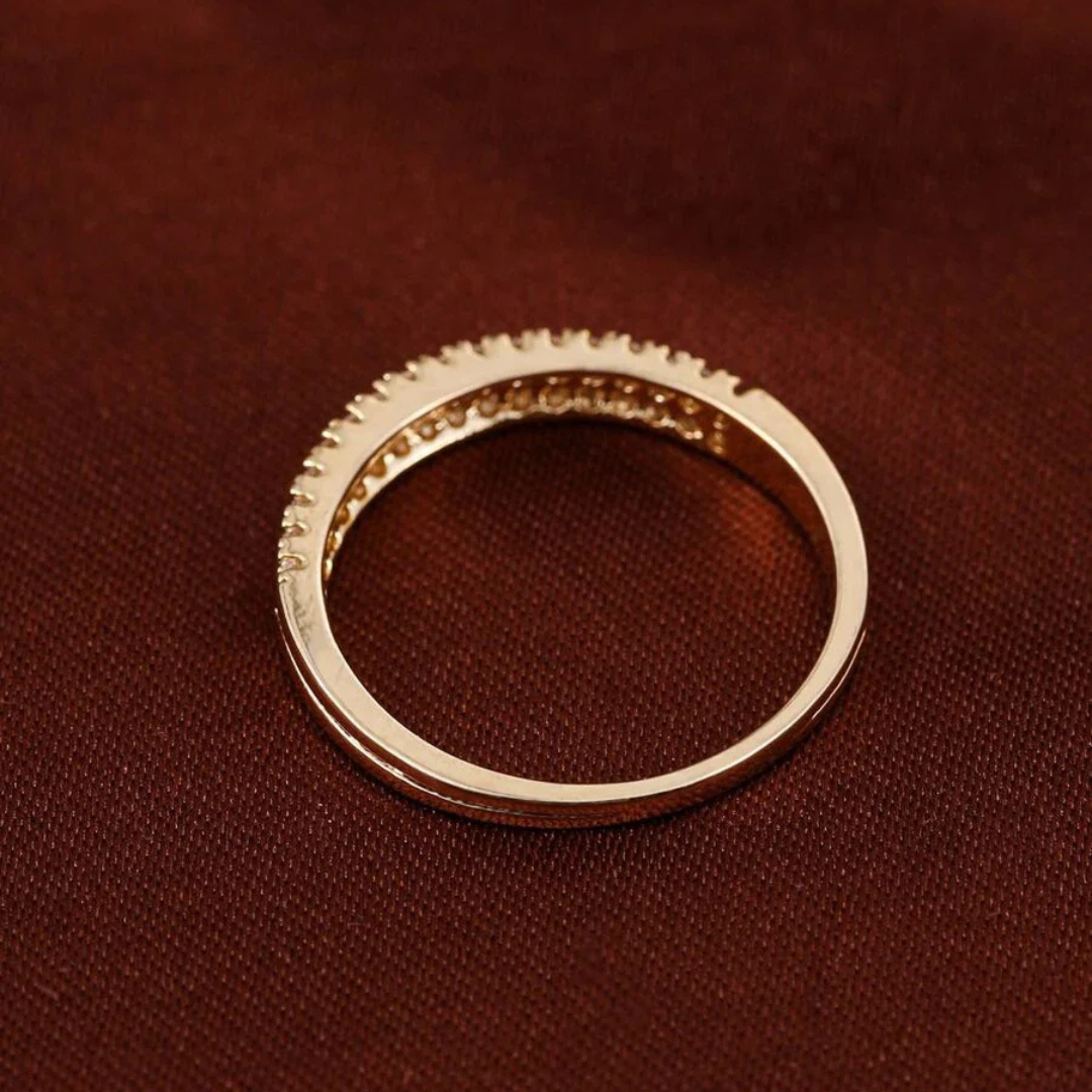 Tidløs ring med diamantlignende glans