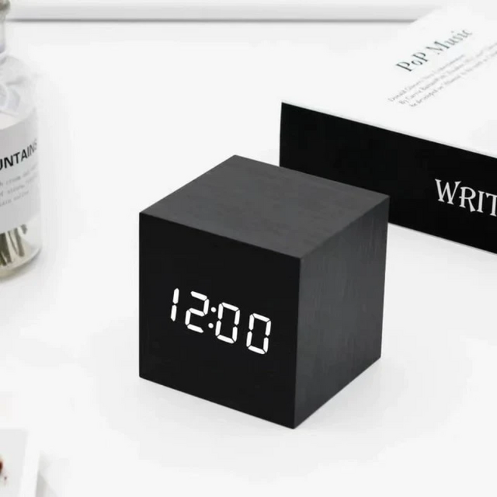 Moderne LED Terning Ur med Justerbar Lysstyrke