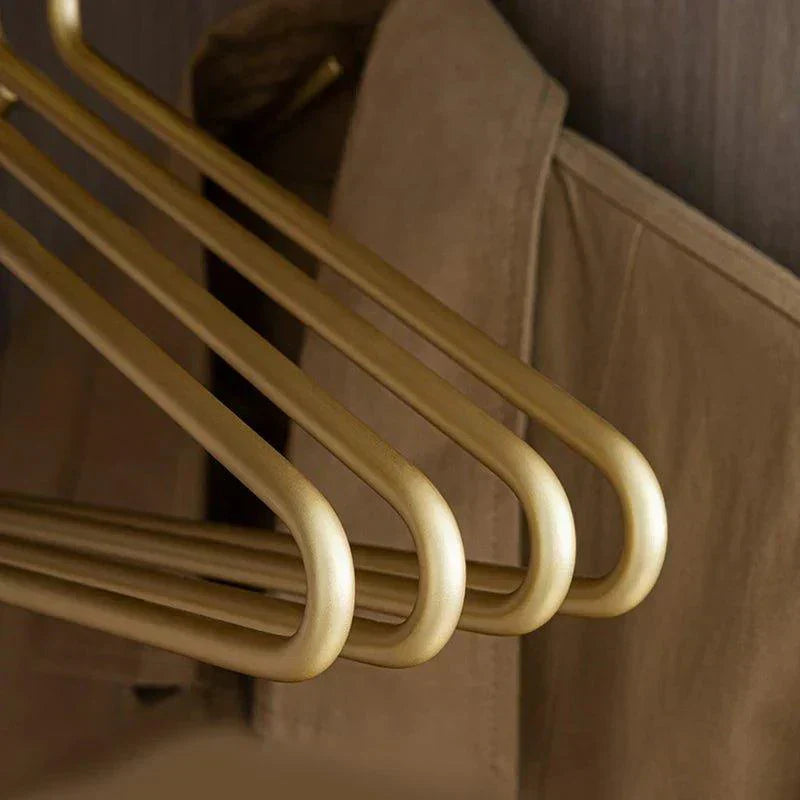 Matte Guld Metal Bøjler - Sæt af 5 Elegante Garderobeorganisatorer