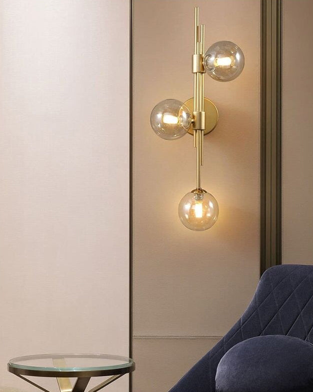 Elegant 3-hoved Glas Orb Væglampe med Metalramme