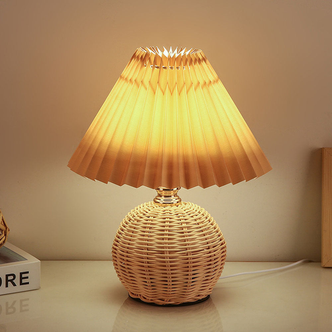 Moderne Bordlampe med Plisseret Hvid Stofskærm
