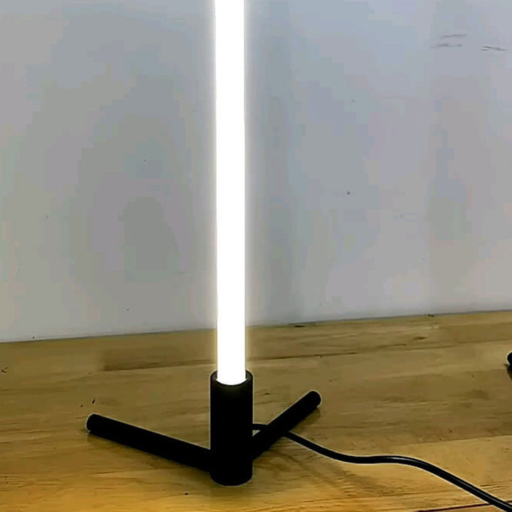 Minimalistisk LED Bordlampe med Justerbare Lysindstillinger i Metal og Akryl