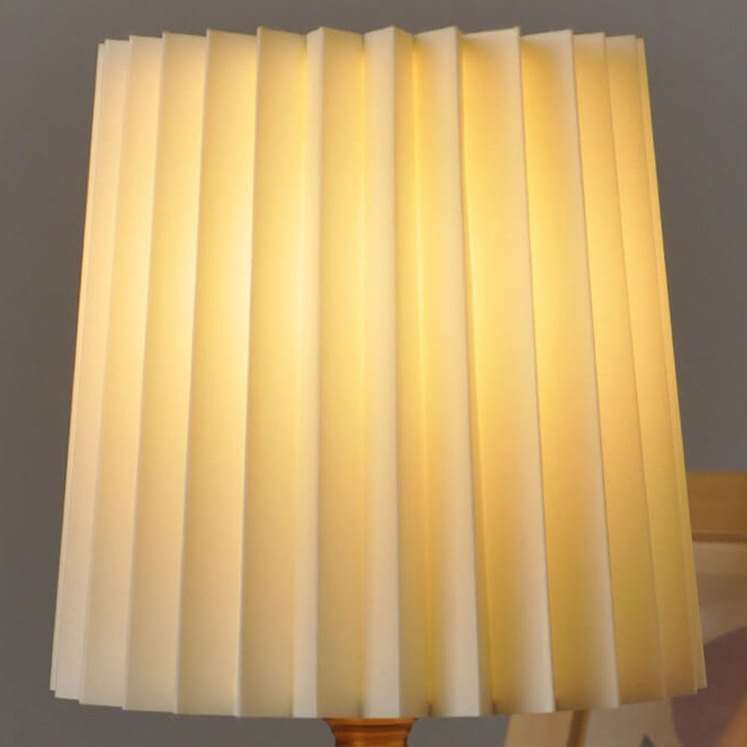 Vintage Koreansk Bordlampe med Plisseret Skærm og Træfod