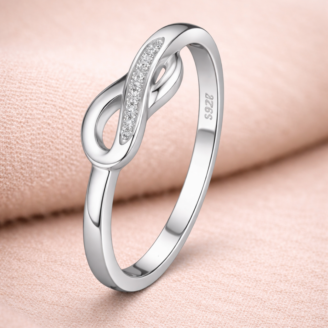 Klassisk Sølv Ring med Funlende Zirkonia