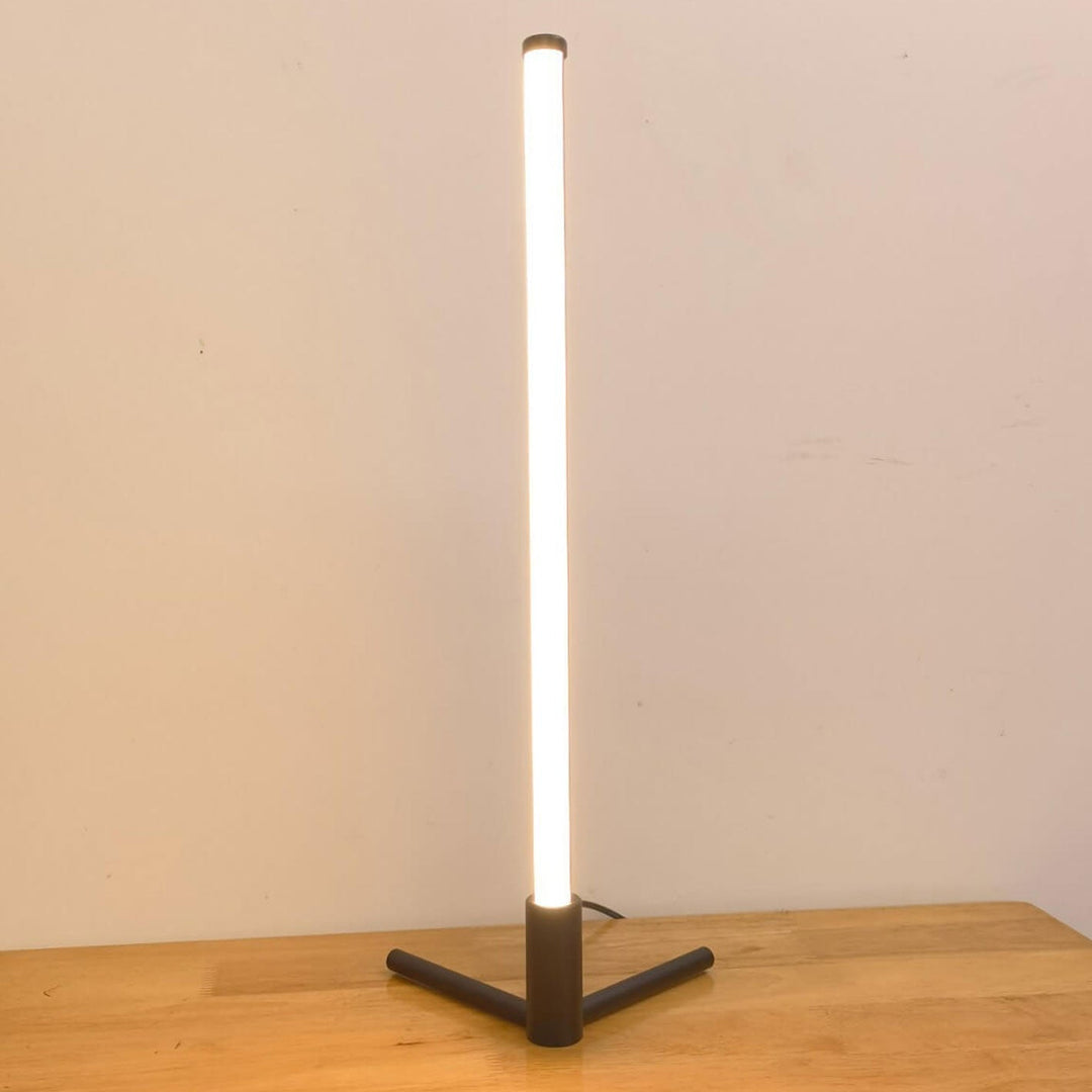 Minimalistisk LED Bordlampe med Justerbare Lysindstillinger i Metal og Akryl
