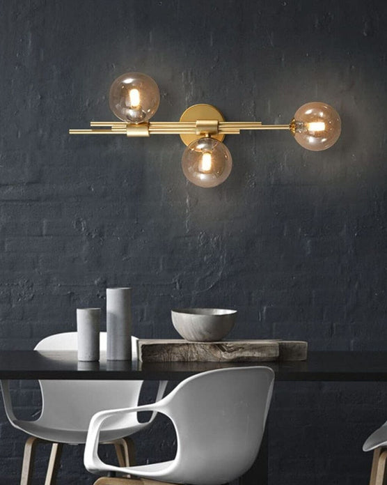 Elegant 3-hoved Glas Orb Væglampe med Metalramme