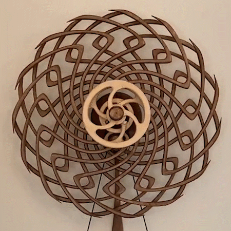 Håndlavet Kinetisk Træskulptur med Boomerang Design