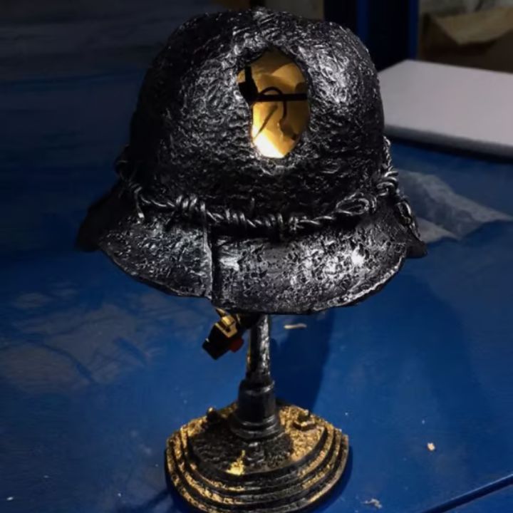 Vintage Militær Hjelm Bordlampe med LED Flammeeffekt i Rustfrit Stål