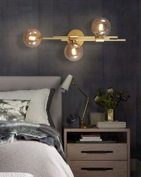 Elegant 3-hoved Glas Orb Væglampe med Metalramme