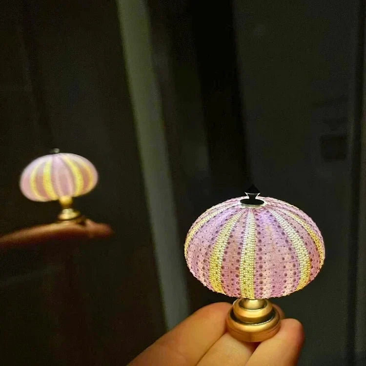 DIY Bordlampe med Naturlig Søpindsvin Skal og Guldbase
