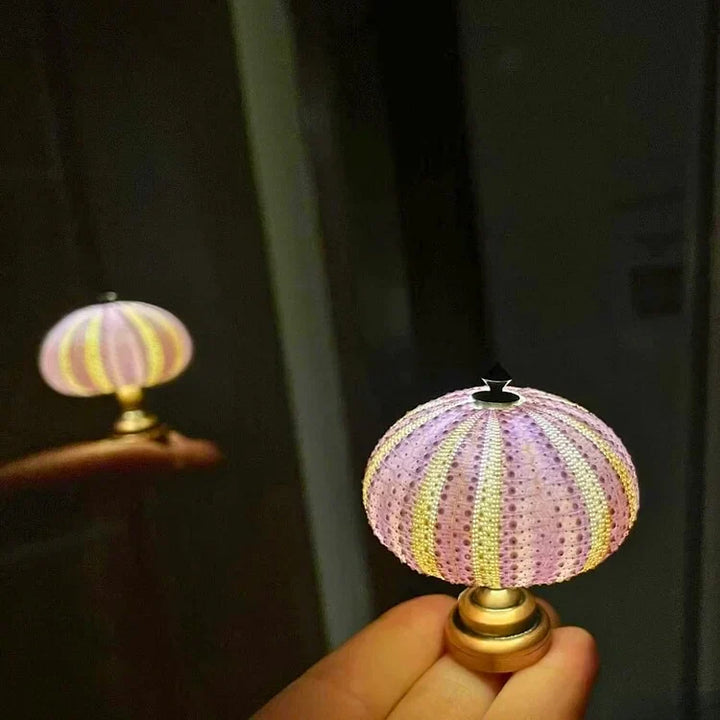 DIY Bordlampe med Naturlig Søpindsvin Skal og Guldbase