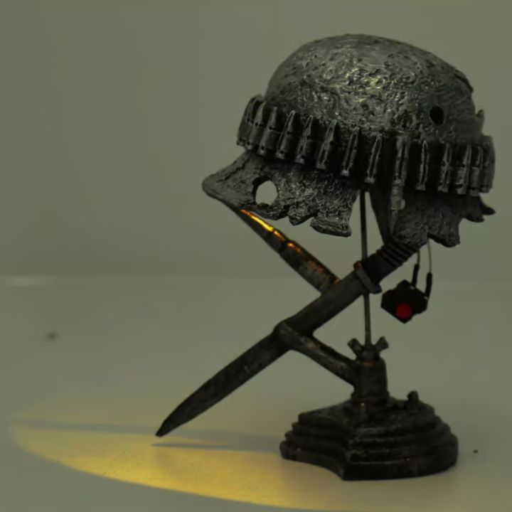 Vintage Militær Hjelm Bordlampe med LED Flammeeffekt i Rustfrit Stål