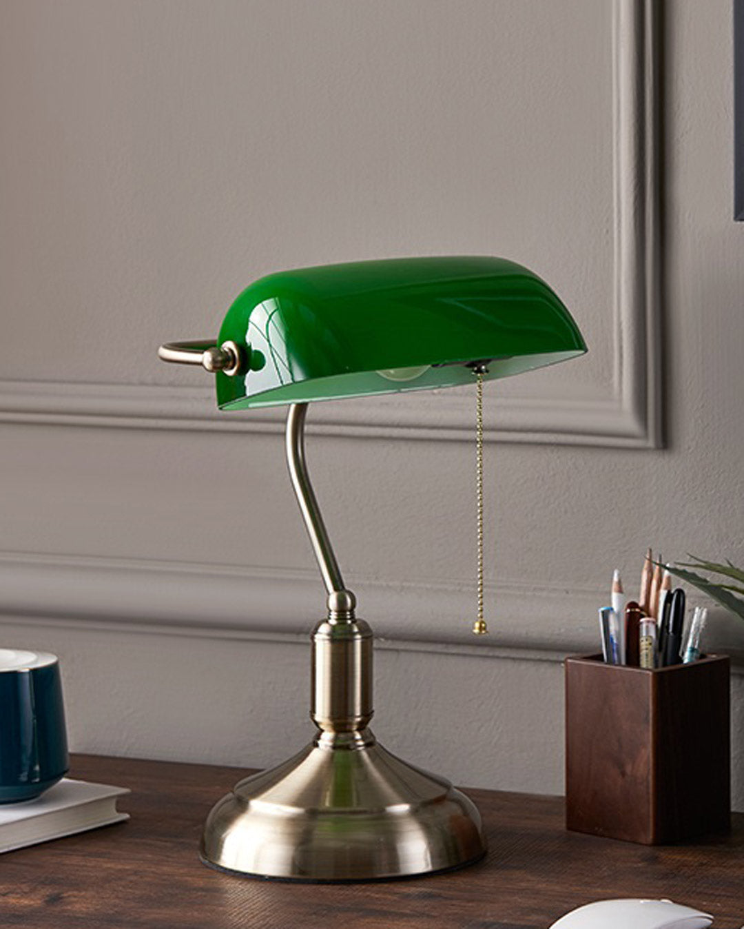 Elegant Bankerlampe med Messingbase og Smaragdglas Skærm