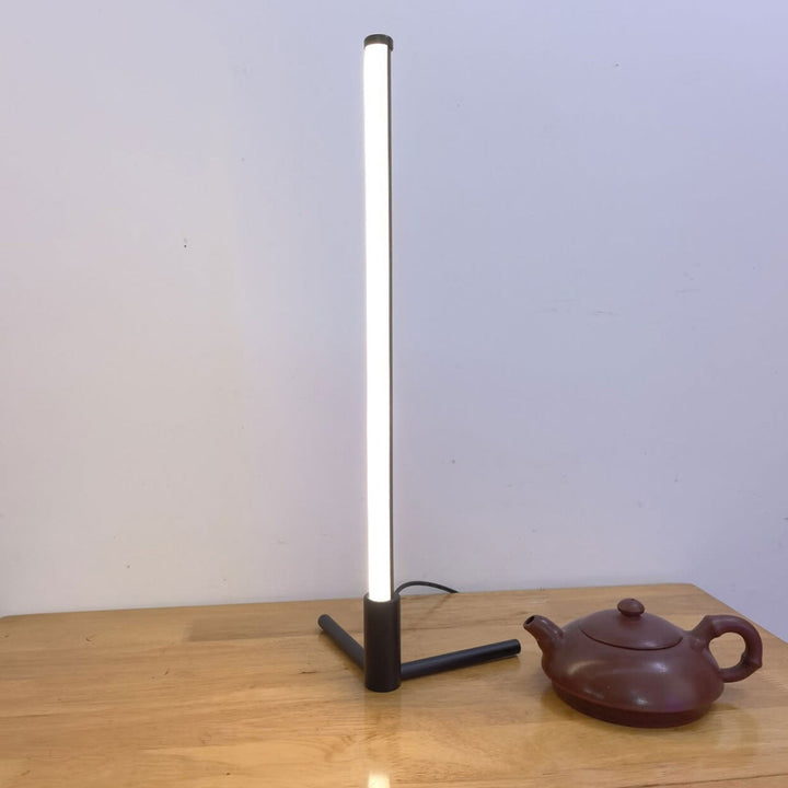 Minimalistisk LED Bordlampe med Justerbare Lysindstillinger i Metal og Akryl