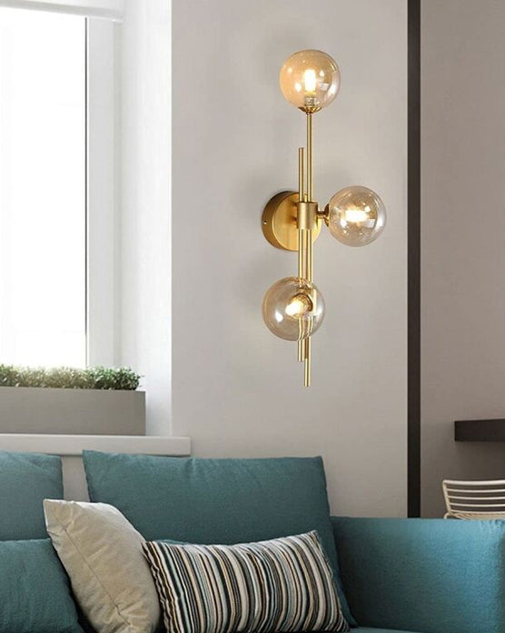 Elegant 3-hoved Glas Orb Væglampe med Metalramme